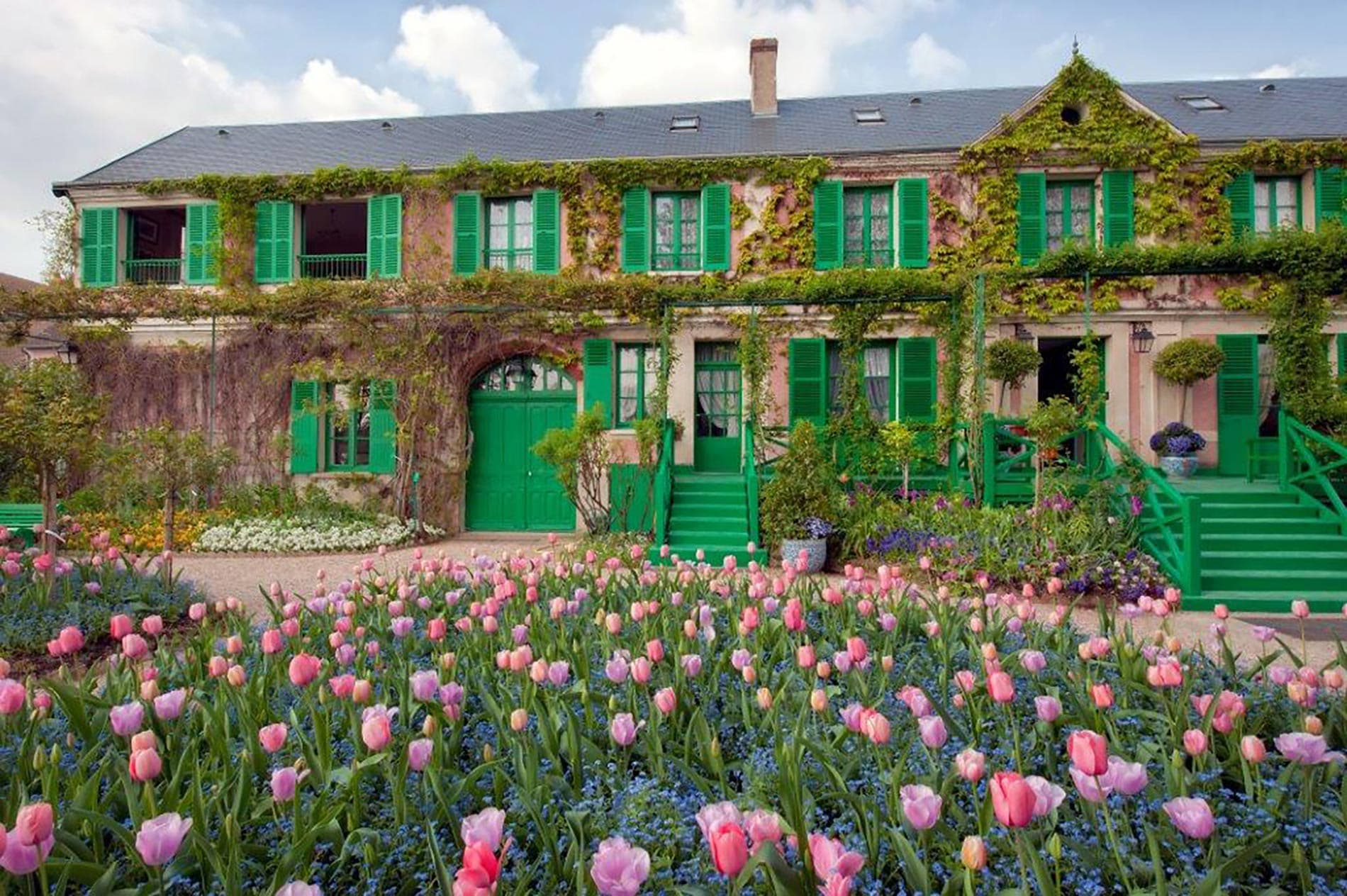 Giverny tour — Monet's house, water lily garden, Impressionist trail
