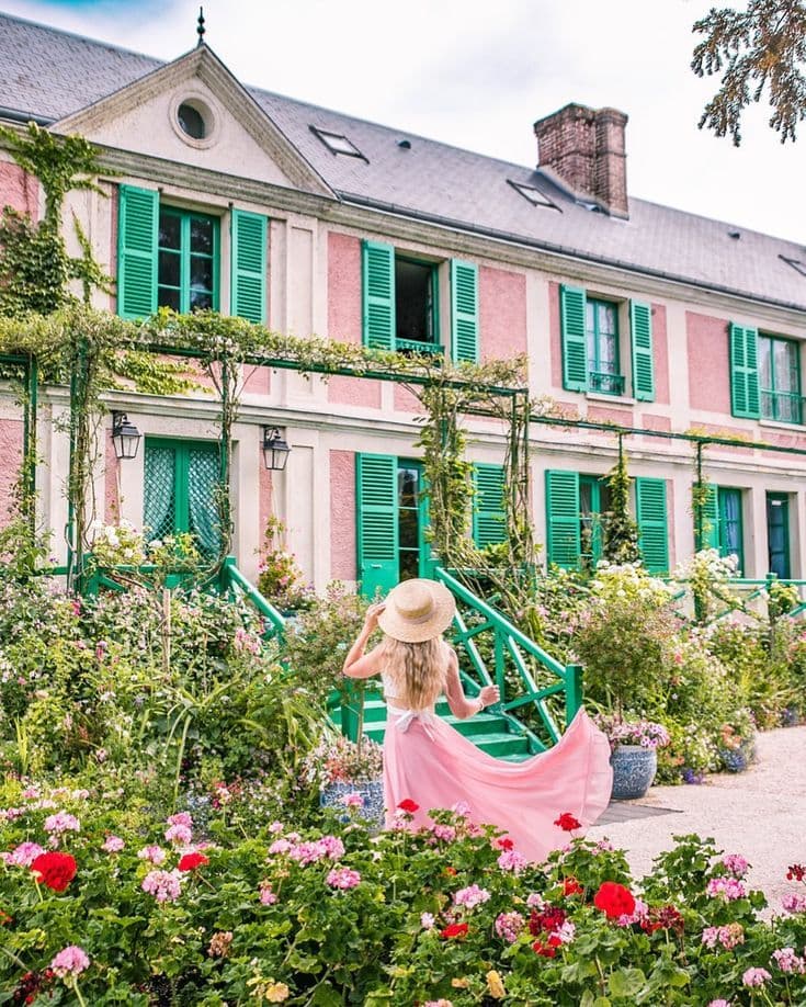 Monet's pink house in Giverny — private day tour